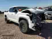 2023 Toyota Tundra Limited Hybrid z VIN 5TFJC5DBXPX022688, wystawiony jako Copart lot #72735774 z przebiegiem Nie podano mil oraz Szkoda całkowita • Salvage title. Historia ofert i sprzedaży dostępna na DreamBid. Obrazek 4.