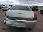 2006 Chrysler 300 C z VIN 2C3KK63H36H166917, wystawiony jako Copart lot #85285555 z przebiegiem 105 827 mil mil oraz Szkoda całkowita • Salvage title. Historia ofert i sprzedaży dostępna na DreamBid. Obrazek 6.