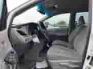 2017 Toyota Sienna L z VIN 5TDZZ3DC2HS800102, wystawiony jako IAAI lot #42151872 z przebiegiem 182 675 mil mil oraz . Historia ofert i sprzedaży dostępna na DreamBid. Obrazek 5.