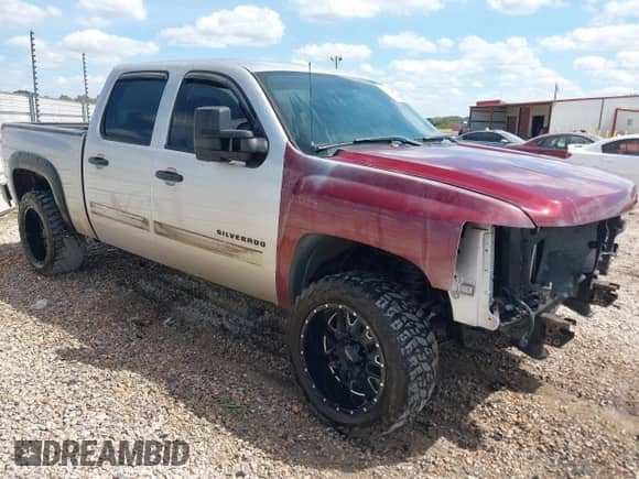2011 Chevrolet Silverado 1500 LT z VIN 3GCPKSEA4BG110005, wystawiony jako IAAI lot #43310190 z przebiegiem 212 111 mil mil oraz . Historia ofert i sprzedaży dostępna na DreamBid. Obrazek 1.
