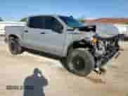 2024 Chevrolet Silverado 1500 Custom Trail Boss z VIN 3GCUDCE87RG219052, wystawiony jako Copart lot #56538995 z przebiegiem 22 030 mil mil oraz Szkoda całkowita • Salvage title. Historia ofert i sprzedaży dostępna na DreamBid. Obrazek 4.