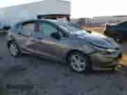 2018 Chevrolet Cruze LT z VIN 3G1BH6SE3JS636492, wystawiony jako Copart lot #80988884 z przebiegiem Nie podano mil oraz Szkoda całkowita • Salvage title. Historia ofert i sprzedaży dostępna na DreamBid. Obrazek 4.