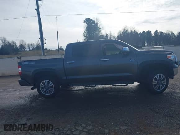 2017 Toyota Tundra Platinum с VIN 5TFAY5F15HX627757, выставлен на аукционе IAAI как лот 41155707 с пробегом 90 675 миль миль и . История ставок и продаж доступна на DreamBid. Изображение 13.