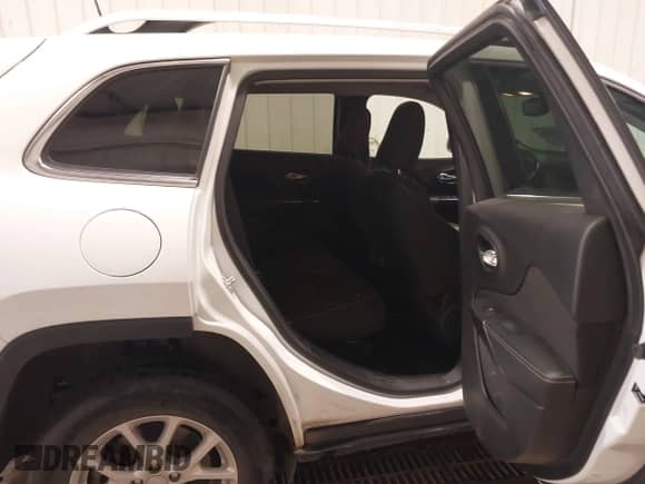 2016 Jeep Cherokee Latitude с VIN 1C4PJMCS5GW271708, выставлен на аукционе IAAI как лот 43360428 с пробегом 61 986 миль миль и . История ставок и продаж доступна на DreamBid. Изображение 8.