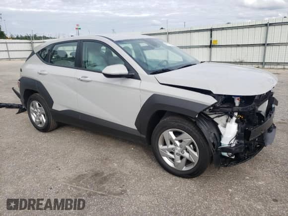 2026 Hyundai Kona SE with VIN KM8HA3AB7TU352597, listed as a Copart auction lot 81976825 with 698 mi miles and Salvage title. Bid and sale history available at DreamBid. Image 4.