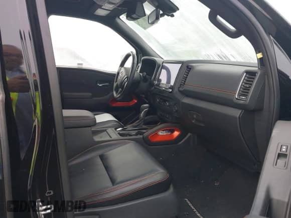 2024 Nissan Frontier SV z VIN 1N6ED1EJ6RN652071, wystawiony jako IAAI lot #41860389 z przebiegiem 16 061 mil mil oraz . Historia ofert i sprzedaży dostępna na DreamBid. Obrazek 5.