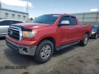2013 Toyota Tundra z VIN 5TFUM5F16DX041636, wystawiony jako Copart lot #56743685 z przebiegiem 179 446 mil mil oraz Szkoda całkowita • Salvage title. Historia ofert i sprzedaży dostępna na DreamBid. Obrazek 1.