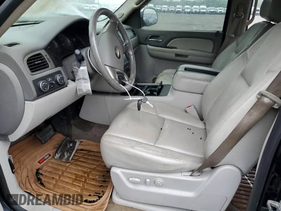2009 Chevrolet Avalanche LTZ z VIN 3GNFK32059G207437, wystawiony jako Copart lot #60010445 z przebiegiem 159 422 mil mil oraz Czysty tytuł • Clean title. Historia ofert i sprzedaży dostępna na DreamBid. Obrazek 7.