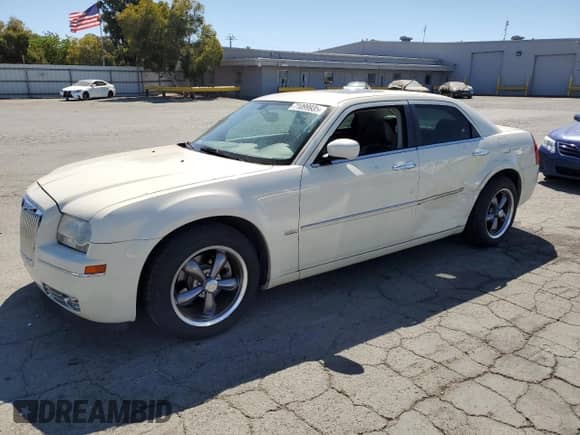 2008 Chrysler 300 Touring с VIN 2C3LA53GX8H262829, выставлен на аукционе Copart как лот 71099935 с пробегом 140 664 миль миль и Списание • Salvage title. История ставок и продаж доступна на DreamBid. Изображение 1.