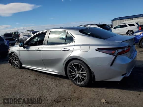 2021 Toyota Camry SE z VIN 4T1G11AK5MU462355, wystawiony jako Copart lot #82512355 z przebiegiem 45 085 mil mil oraz Szkoda całkowita • Salvage title. Historia ofert i sprzedaży dostępna na DreamBid. Obrazek 2.