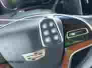 2017 Cadillac Escalade Luxury z VIN 1GYS3BKJ4HR354882, wystawiony jako IAAI lot #41920813 z przebiegiem 122 982 mil mil oraz . Historia ofert i sprzedaży dostępna na DreamBid. Obrazek 11.