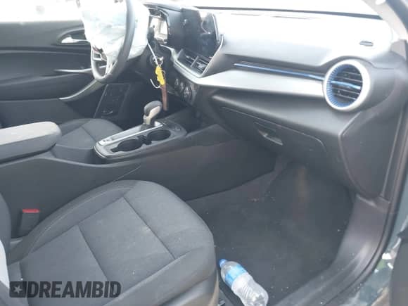 2025 Chevrolet Trax LS с VIN KL77LFEP0SC026160, выставлен на аукционе IAAI как лот 42597192 с пробегом Не указан миль и . История ставок и продаж доступна на DreamBid. Изображение 5.
