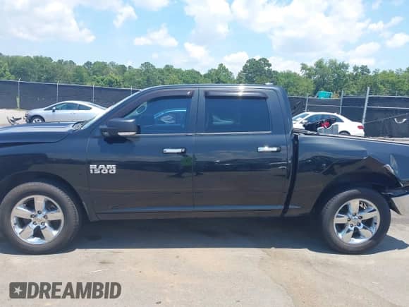 2017 Ram 1500 Big Horn z VIN 1C6RR7LG8HS584105, wystawiony jako IAAI lot #42557105 z przebiegiem 200 456 mil mil oraz . Historia ofert i sprzedaży dostępna na DreamBid. Obrazek 14.