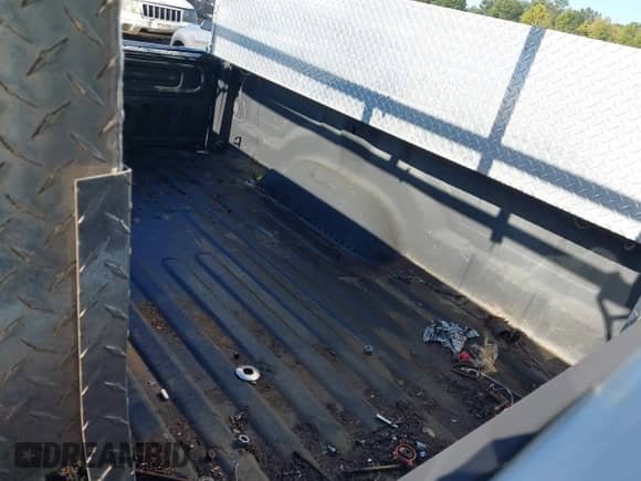 2018 Ram 1500 Tradesman z VIN 3C6JR6DG2JG250882, wystawiony jako IAAI lot #42892802 z przebiegiem 281 725 mil mil oraz . Historia ofert i sprzedaży dostępna na DreamBid. Obrazek 8.