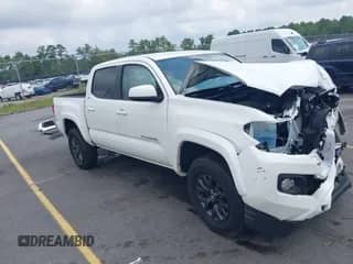 2023 Toyota Tacoma SR5 z VIN 3TMAZ5CN1PM220561, wystawiony jako IAAI lot #43005561 z przebiegiem 12 560 mil mil oraz . Historia ofert i sprzedaży dostępna na DreamBid. Obrazek 1.
