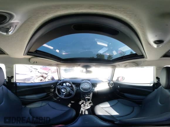 2012 MINI Hardtop z VIN WMWSU3C59CT542932, wystawiony jako IAAI lot #43251120 z przebiegiem 175 000 mil mil oraz . Historia ofert i sprzedaży dostępna na DreamBid. Obrazek 18.