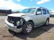 2005 Nissan Pathfinder SE z VIN 5N1AR18W85C708863, wystawiony jako IAAI lot #42585381 z przebiegiem 145 851 mil mil oraz . Historia ofert i sprzedaży dostępna na DreamBid. Obrazek 6.