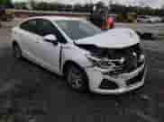 2019 Chevrolet Cruze z VIN 1G1BJ5SM1K7105247, wystawiony jako Copart lot #54492955 z przebiegiem 98 423 mil mil oraz Szkoda całkowita • Salvage title. Historia ofert i sprzedaży dostępna na DreamBid. Obrazek 13.