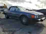 1984 Mercedes-Benz 380 SL z VIN WDBBA45A0EA010252, wystawiony jako Copart lot #85311625 z przebiegiem 75 448 mil mil oraz Szkoda całkowita • Salvage title. Historia ofert i sprzedaży dostępna na DreamBid. Obrazek 4.