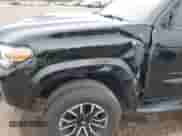 2020 Toyota Tacoma SR5 z VIN 3TMBZ5DN8LM023920, wystawiony jako IAAI lot #42015118 z przebiegiem 46 137 mil mil oraz . Historia ofert i sprzedaży dostępna na DreamBid. Obrazek 6.