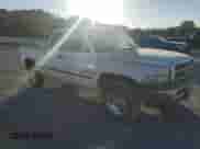 1998 Dodge 1500 z VIN 3B7HF12Z0WM291477, wystawiony jako Copart lot #75337674 z przebiegiem Nie podano mil oraz Szkoda całkowita • Salvage title. Historia ofert i sprzedaży dostępna na DreamBid. Obrazek 4.