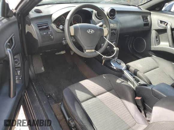 2008 Hyundai Tiburon GS z VIN KMHHM66D18U295484, wystawiony jako Copart lot #46948045 z przebiegiem 107 959 mil mil oraz Szkoda całkowita • Salvage title. Historia ofert i sprzedaży dostępna na DreamBid. Obrazek 8.