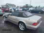 1999 Mercedes-Benz SL 500 z VIN WDBFA68F5XF172646, wystawiony jako IAAI lot #42696506 z przebiegiem 104 740 mil mil oraz . Historia ofert i sprzedaży dostępna na DreamBid. Obrazek 3.