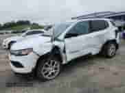 2022 Jeep Compass Latitude Lux с VIN 3C4NJDFB1NT215738, выставлен на аукционе Copart как лот 69096545 с пробегом 42 791 миль миль и Списание • Salvage title. История ставок и продаж доступна на DreamBid. Изображение 1.
