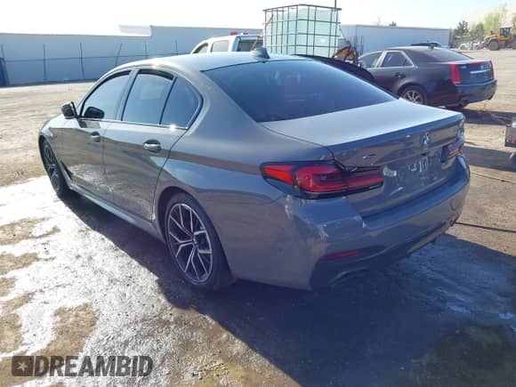 2022 BMW 5 Series 530i xDrive z VIN WBA13BJ0XNWX76899, wystawiony jako IAAI lot #42015899 z przebiegiem Nie podano mil oraz . Historia ofert i sprzedaży dostępna na DreamBid. Obrazek 3.