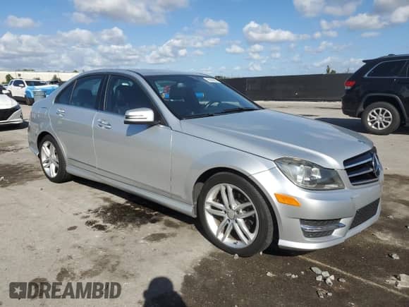 2014 Mercedes-Benz C 250 Sport с VIN WDDGF4HB6EG210133, выставлен на аукционе Copart как лот 85666995 с пробегом 157 451 миль миль и Списание • Salvage title. История ставок и продаж доступна на DreamBid. Изображение 4.