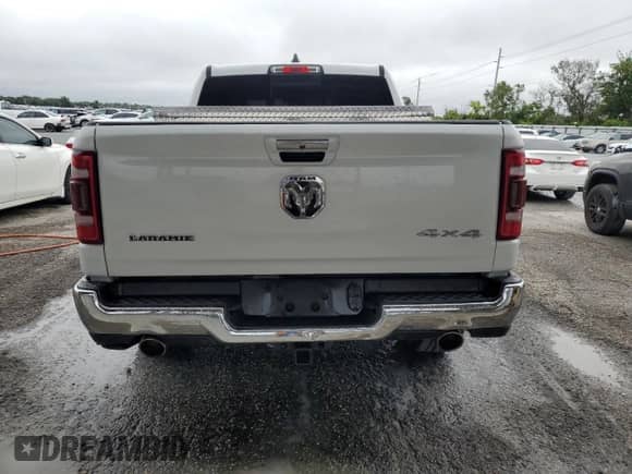 2020 Ram 1500 Laramie z VIN 1C6SRFJT3LN378662, wystawiony jako Copart lot #80202135 z przebiegiem 43 663 mil mil oraz Szkoda całkowita • Salvage title. Historia ofert i sprzedaży dostępna na DreamBid. Obrazek 6.