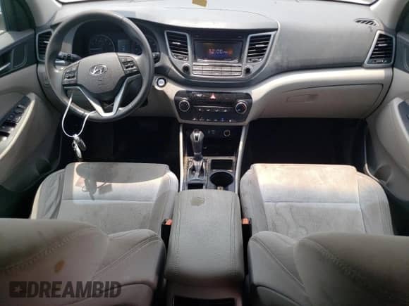 2017 Hyundai Tucson Value z VIN KM8J3CA20HU313644, wystawiony jako Copart lot #60212675 z przebiegiem 123 645 mil mil oraz Czysty tytuł • Clean title. Historia ofert i sprzedaży dostępna na DreamBid. Obrazek 8.