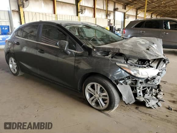 2018 Chevrolet Cruze LT z VIN 3G1BE6SMXJS607555, wystawiony jako Copart lot #68212135 z przebiegiem 133 670 mil mil oraz Szkoda całkowita • Salvage title. Historia ofert i sprzedaży dostępna na DreamBid. Obrazek 4.