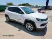 2023 Jeep Compass Latitude Lux z VIN 3C4NJDFN5PT508457, wystawiony jako Copart lot #63690655 z przebiegiem 25 297 mil mil oraz Szkoda całkowita • Salvage title. Historia ofert i sprzedaży dostępna na DreamBid. Obrazek 4.