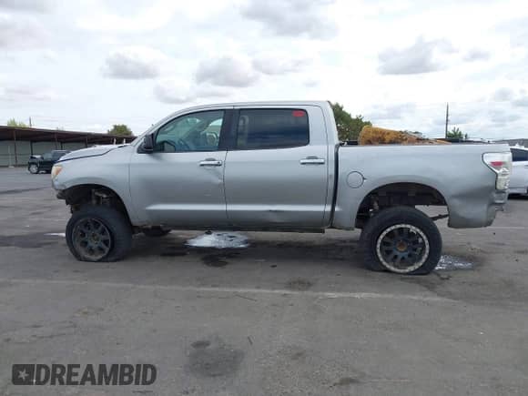 2010 Toyota Tundra Limited z VIN 5TFHY5F11AX144268, wystawiony jako IAAI lot #43188050 z przebiegiem Nie podano mil oraz . Historia ofert i sprzedaży dostępna na DreamBid. Obrazek 13.