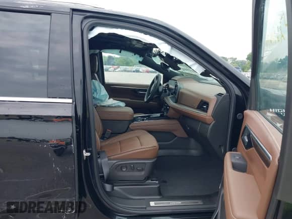 2025 Chevrolet Tahoe High Country with VIN 1GNS6TRL4SR327965, listed as a IAAI auction lot 42690679 with 600 mi miles and . Bid and sale history available at DreamBid. Image 5.