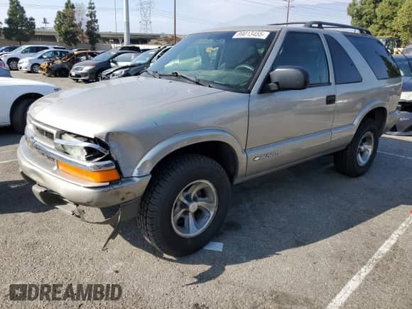 2005 Chevrolet Blazer z VIN 1GNCS18X95K107274, wystawiony jako Copart lot #89013455 z przebiegiem 98 047 mil mil oraz Szkoda całkowita • Salvage title. Historia ofert i sprzedaży dostępna na DreamBid. Obrazek 1.