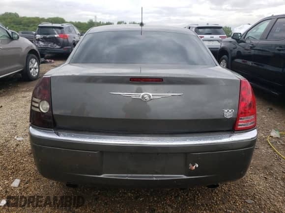 2008 Chrysler 300 C Hemi с VIN 2C3LA63H08H209927, выставлен на аукционе Copart как лот 58026635 с пробегом 169 522 миль миль и Списание • Salvage title. История ставок и продаж доступна на DreamBid. Изображение 6.