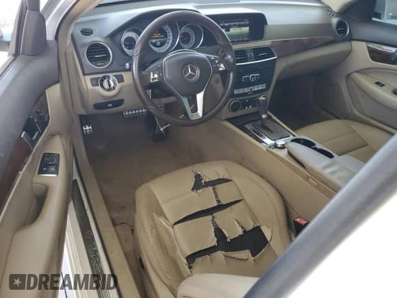2014 Mercedes-Benz C 250 z VIN WDDGJ4HB6EG260979, wystawiony jako Copart lot #69975565 z przebiegiem 180 827 mil mil oraz Szkoda całkowita • Salvage title. Historia ofert i sprzedaży dostępna na DreamBid. Obrazek 8.