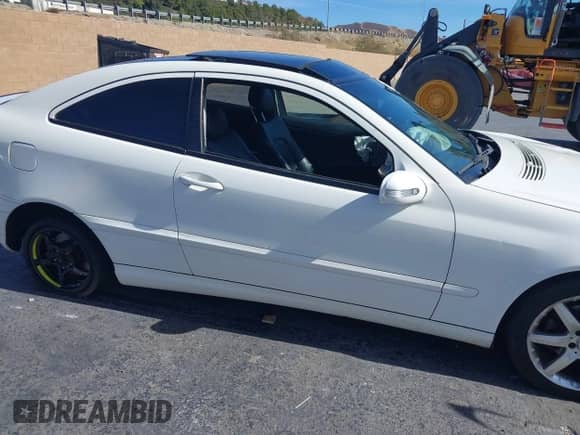 2005 Mercedes-Benz C 230 Kompressor z VIN WDBRN40J75A672808, wystawiony jako IAAI lot #41325952 z przebiegiem 160 471 mil mil oraz . Historia ofert i sprzedaży dostępna na DreamBid. Obrazek 12.