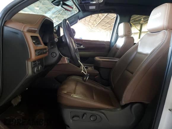 2021 Chevrolet Tahoe High Country z VIN 1GNSKTKL5MR298727, wystawiony jako Copart lot #70154855 z przebiegiem 39 408 mil mil oraz Czysty tytuł • Clean title. Historia ofert i sprzedaży dostępna na DreamBid. Obrazek 7.