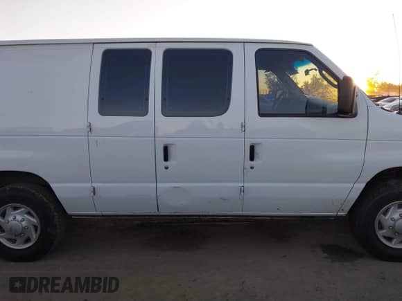 2008 Ford Econoline Cargo Commercial z VIN 1FTNS24L18DA11772, wystawiony jako IAAI lot #41025371 z przebiegiem 223 532 mil mil oraz . Historia ofert i sprzedaży dostępna na DreamBid. Obrazek 13.