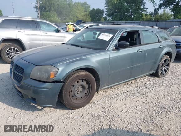 2005 Dodge Magnum SE with VIN 2D4FV48T05H531237, listed as a IAAI auction lot 42701272 with 231,885 mi miles and . Bid and sale history available at DreamBid. Image 2.