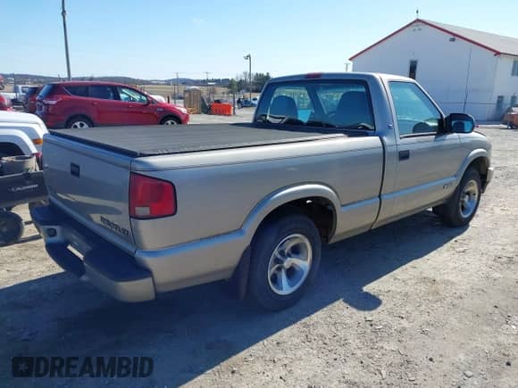 2001 Chevrolet S-10 with VIN 1GCCS145X18252019, listed as a IAAI auction lot 41734902 with 84,136 mi miles and . Bid and sale history available at DreamBid. Image 4.