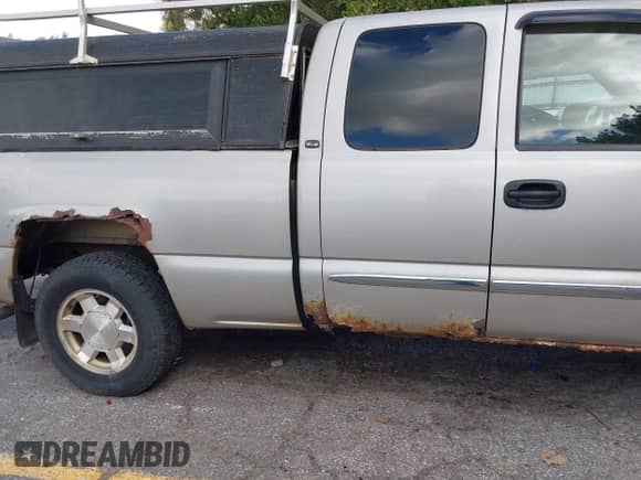 2004 GMC Sierra 1500 SLT с VIN 1GTEK19TX4E327629, выставлен на аукционе IAAI как лот 43159589 с пробегом 281 442 миль миль и . История ставок и продаж доступна на DreamBid. Изображение 13.