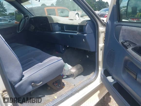 1994 Dodge 1500 z VIN 1B7HC16YXRS728049, wystawiony jako IAAI lot #42449949 z przebiegiem 132 493 mil mil oraz . Historia ofert i sprzedaży dostępna na DreamBid. Obrazek 5.