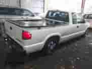 2003 Chevrolet S-10 LS с VIN 1GCCS19X238277865, выставлен на аукционе IAAI как лот 41866781 с пробегом 167 504 миль миль и . История ставок и продаж доступна на DreamBid. Изображение 4.