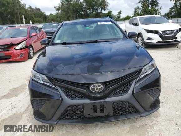 2019 Toyota Camry SE z VIN 4T1B11HK7KU181249, wystawiony jako Copart lot #84990235 z przebiegiem 166 191 mil mil oraz Czysty tytuł • Clean title. Historia ofert i sprzedaży dostępna na DreamBid. Obrazek 5.