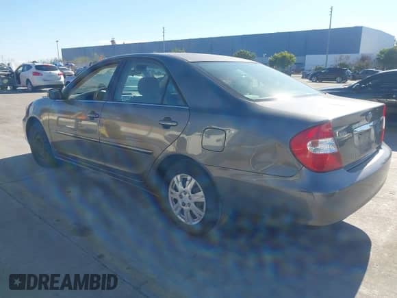 2003 Toyota Camry LE z VIN JTDBE32K530243477, wystawiony jako IAAI lot #43506112 z przebiegiem 260 454 mil mil oraz . Historia ofert i sprzedaży dostępna na DreamBid. Obrazek 3.