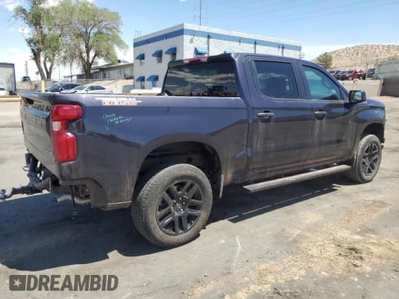 2024 Chevrolet Silverado 1500 Custom Trail Boss z VIN 3GCUDCE81RG113566, wystawiony jako Copart lot #54438685 z przebiegiem 28 275 mil mil oraz Szkoda całkowita • Salvage title. Historia ofert i sprzedaży dostępna na DreamBid. Obrazek 3.
